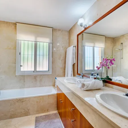 3068 Luxury Family Townhouse In Elviria, Дом отдыха Марбелья