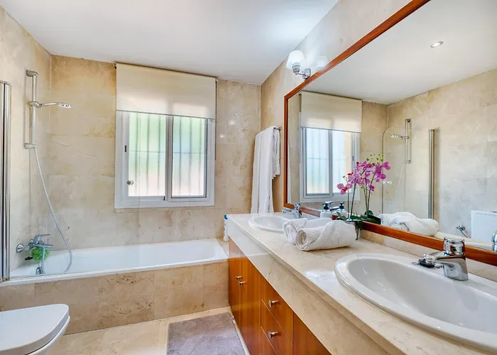 3068 Luxury Family Townhouse In Elviria, Prázdninový dům Marbella