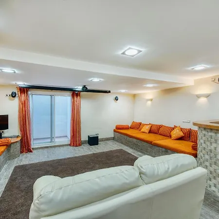 3068 Luxury Family Townhouse In Elviria, بيت للعطل *